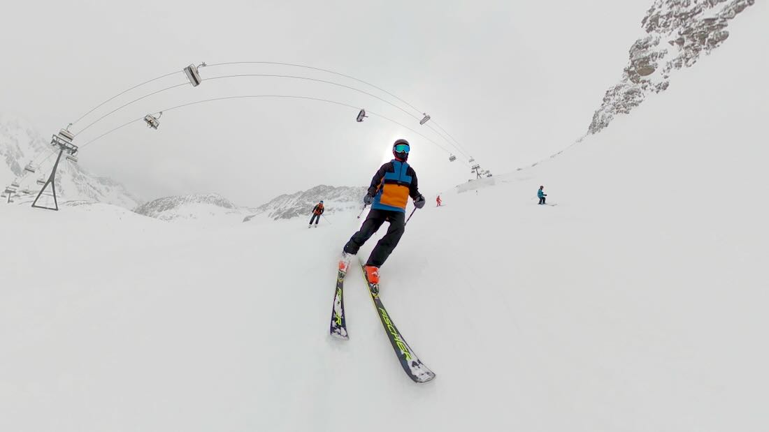 Fravely unter einem Lift auf dem Stubaier Gletscher