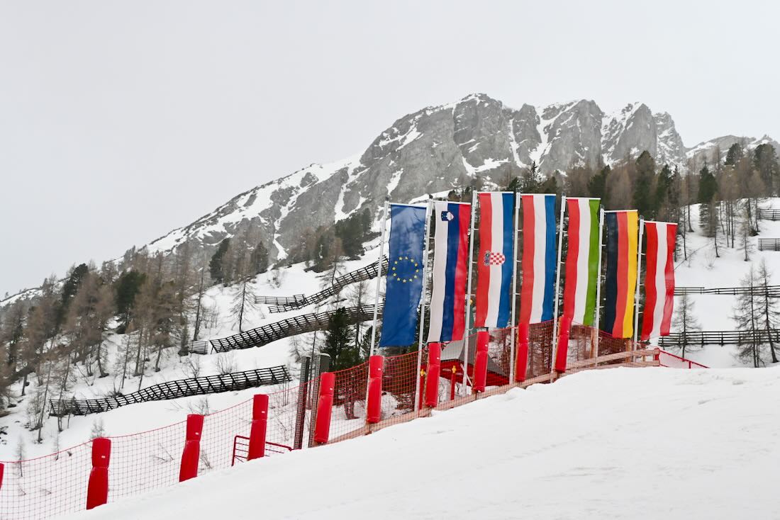 Landes Flaggen auf der Piste in Obertauerm