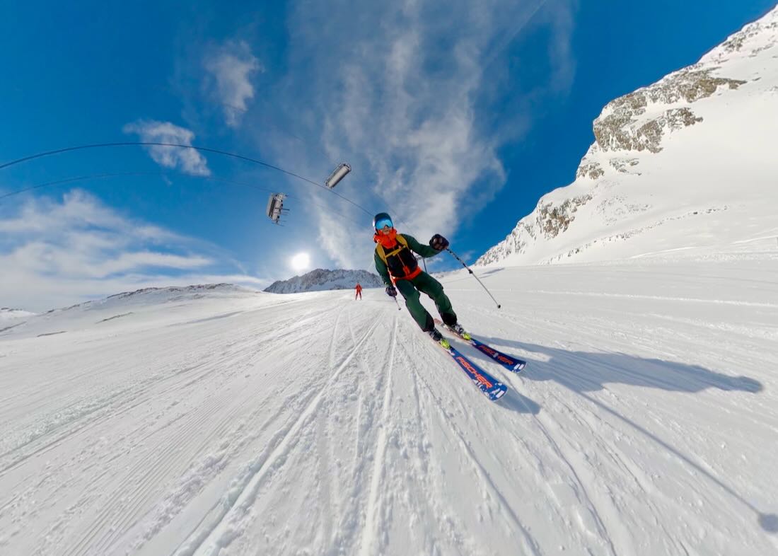 Thomas in einer gradiosen Kurve auf dem Stubaier Gletscher