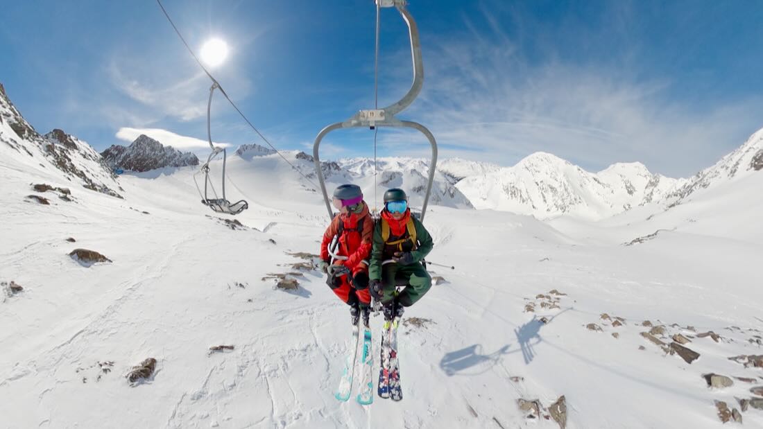 Thomas und Melanie im zweier Sessellift auf dem Stubaier Gletscher