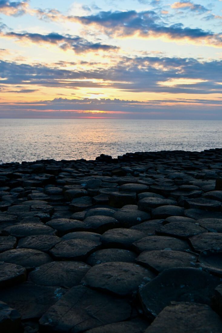 Der Sonneuntergang am Giants Causeway