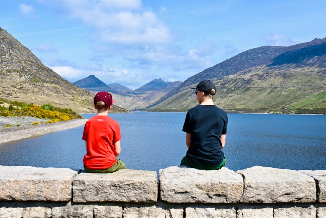 Flo und Ben auf der Staumauer am Silent Valley Mountain Park