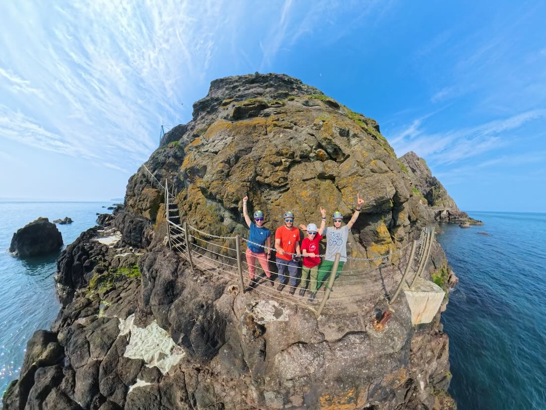 Fravely auf dem The Gobbins Cliffpath in Nordirland