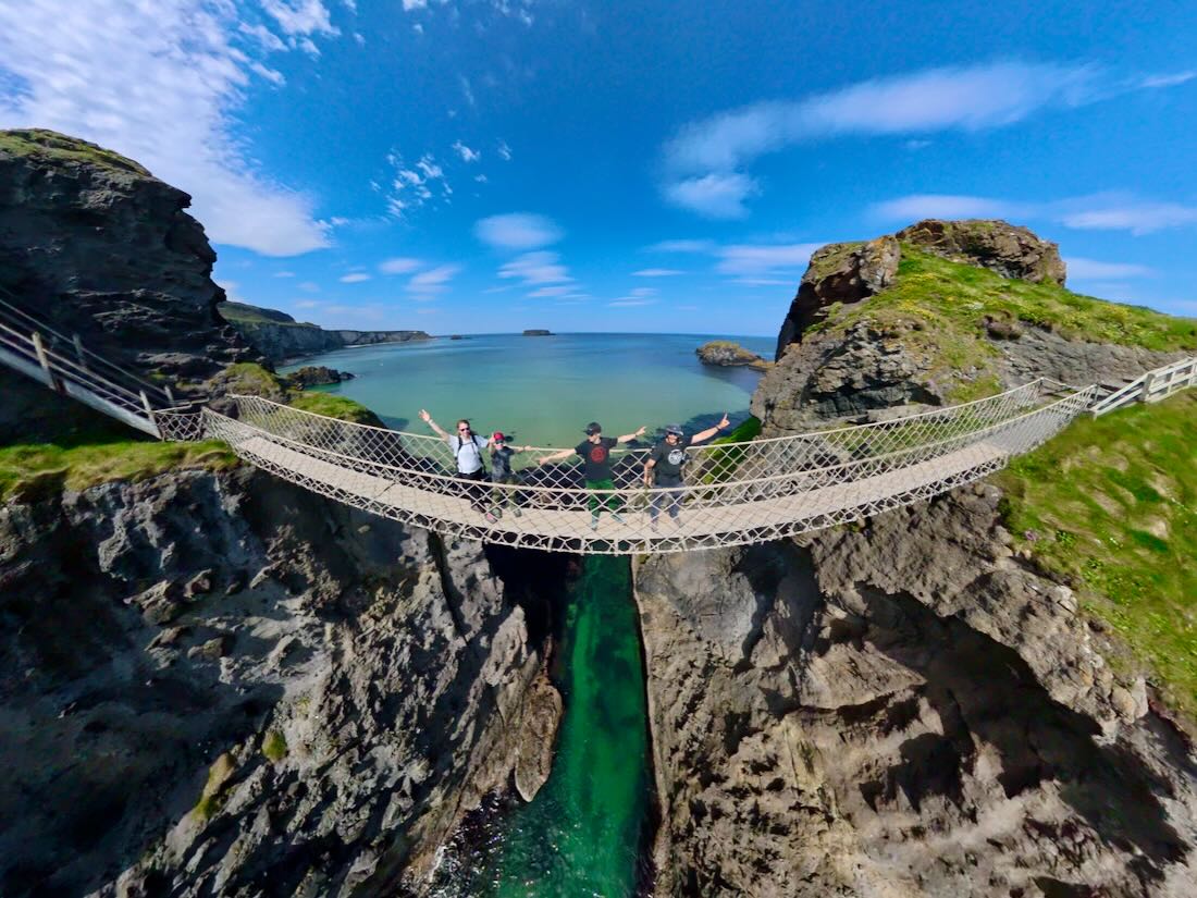 Fravely auf der Carrick-a-Rede Hängebrücke in Nordirland