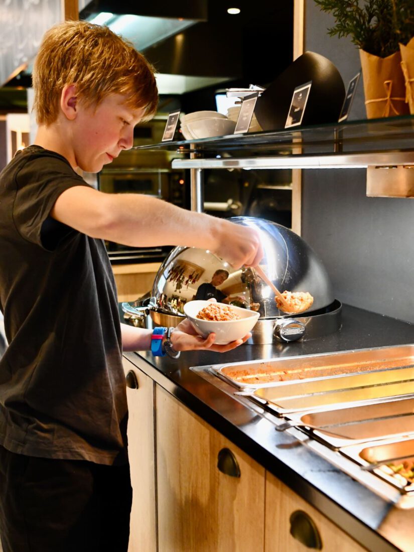 Ben am Buffet im Elldus Resort