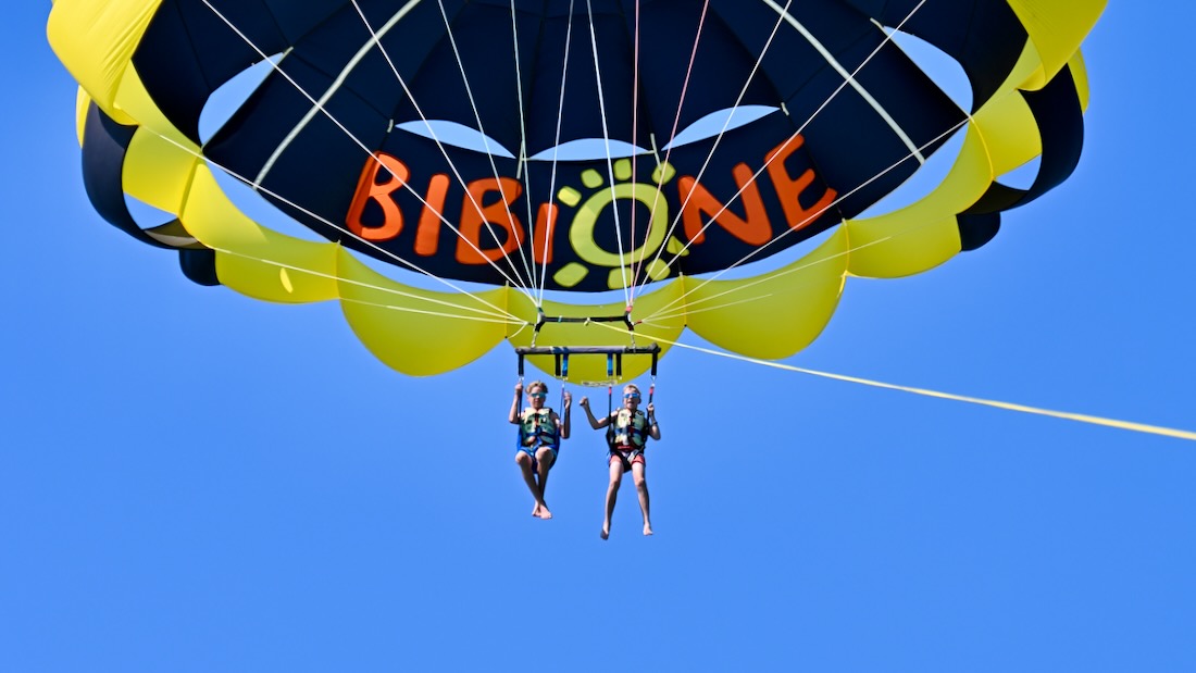 Ben und Flo beim Parasailing am Strand von Bibione