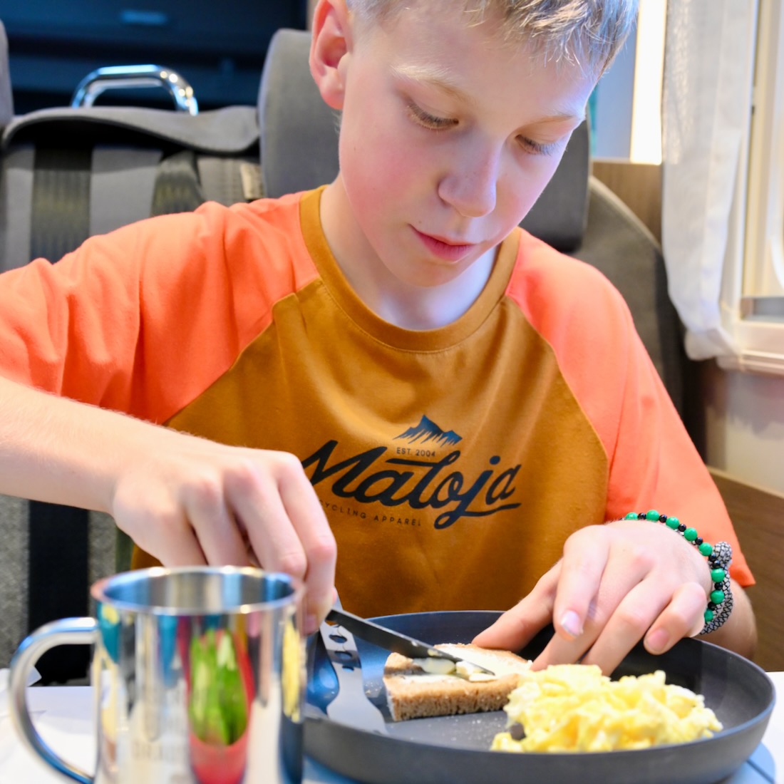 Benjamin beim Abendessen im Camper