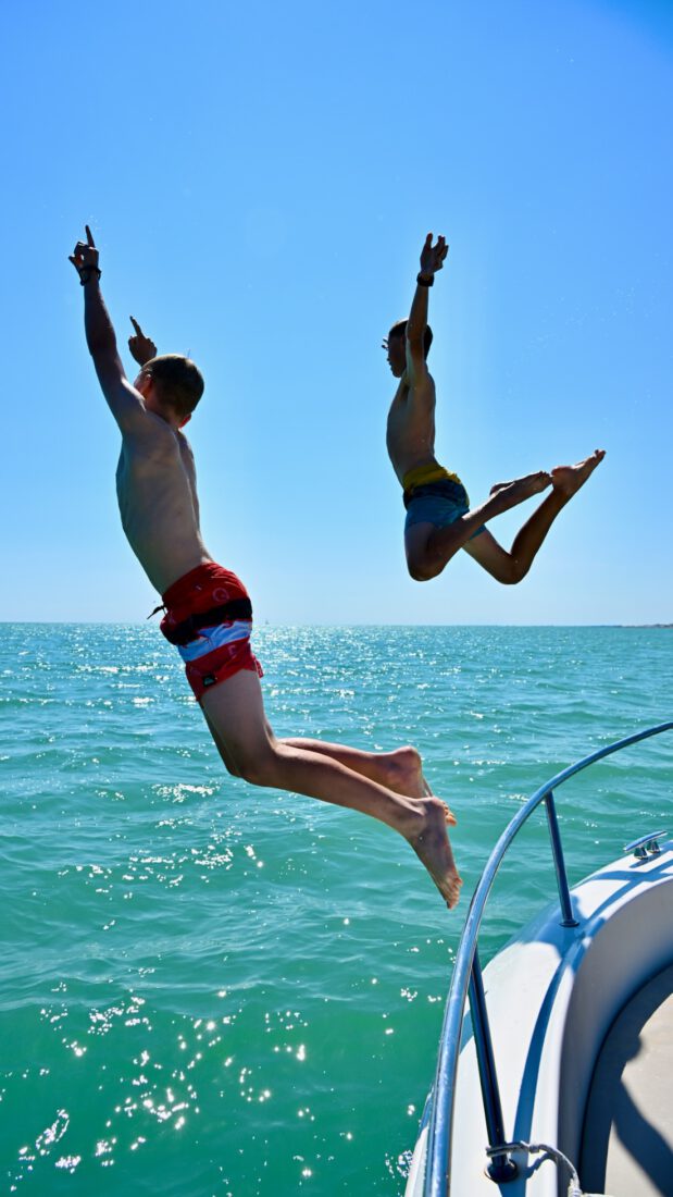 Flo und Ben springen vom Boot in Bibione