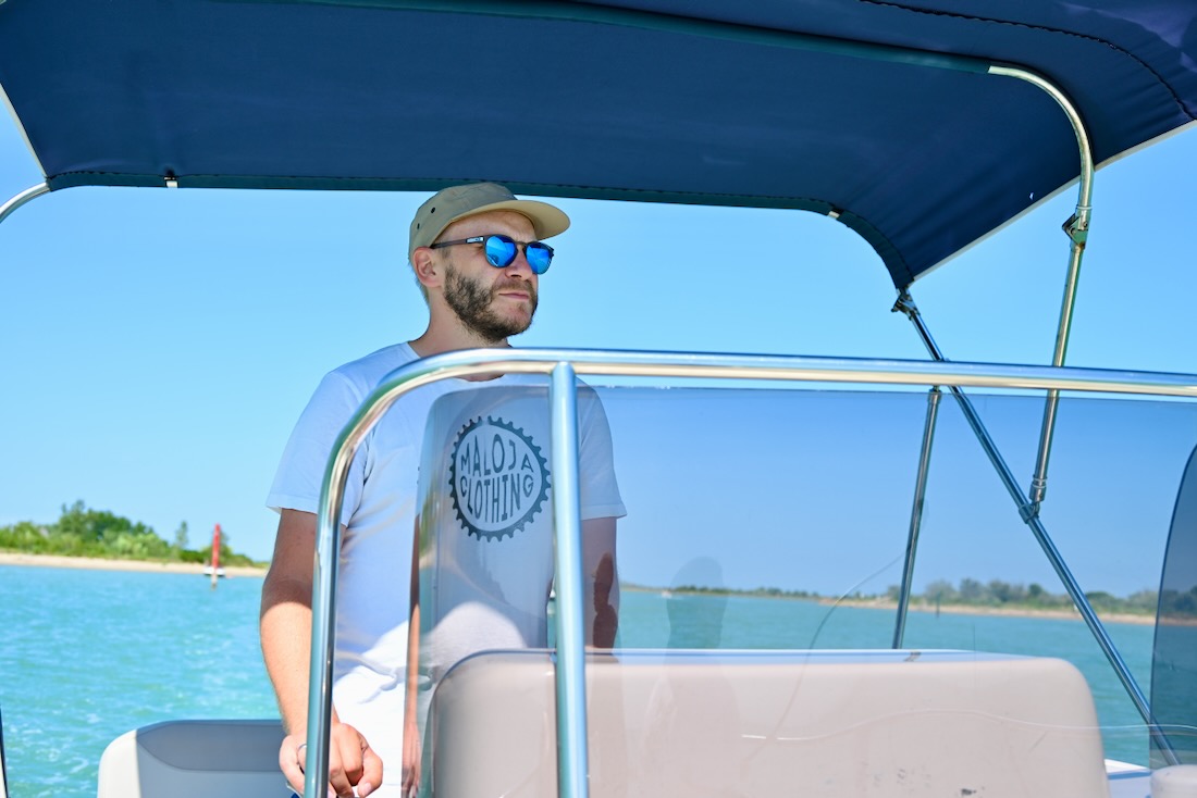 Thomas auf dem Motorboot in Bibione