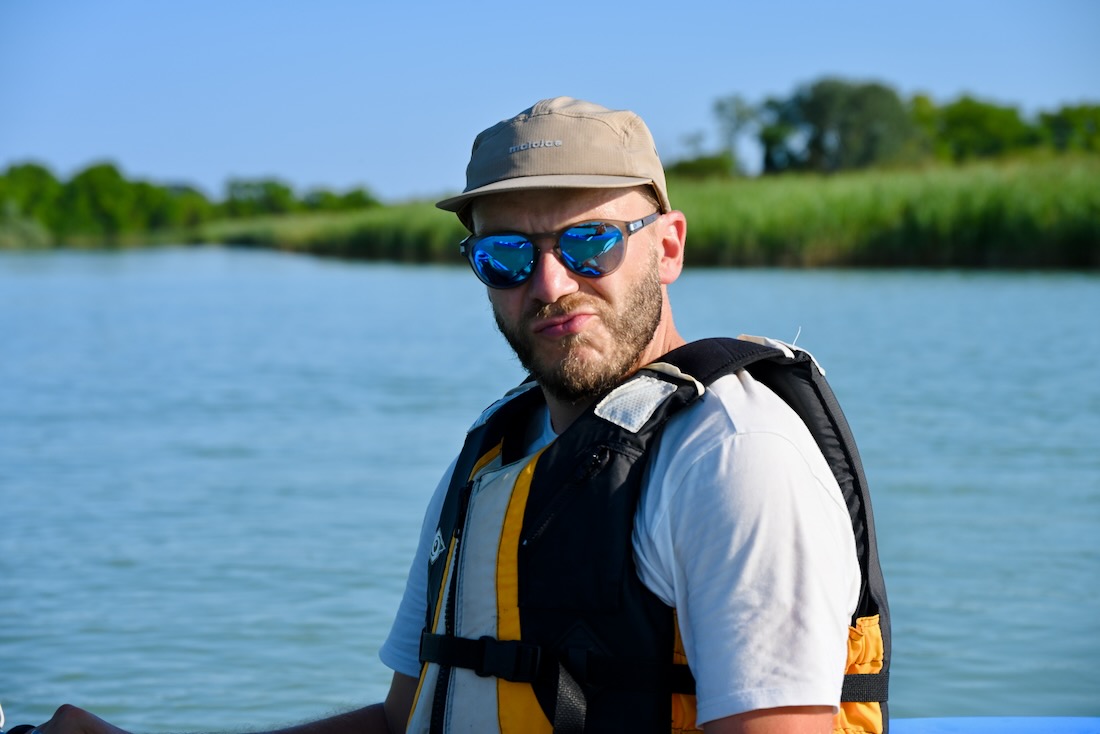 Thomas paddelt im Kajak in Valgrande in Bibione