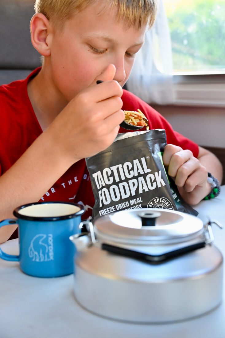 Ben isst ein Taktical Foodpack im Camper
