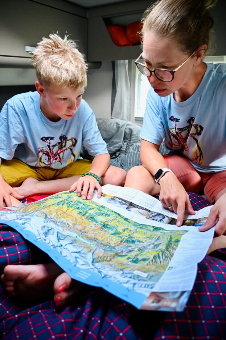 Ben und Melanie studieren die Karte im Camper