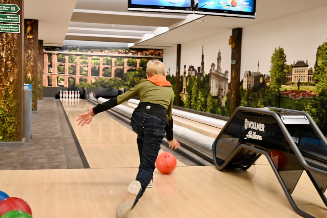 Benni beim Bowling im Bio-Seehotel Zeulenroda