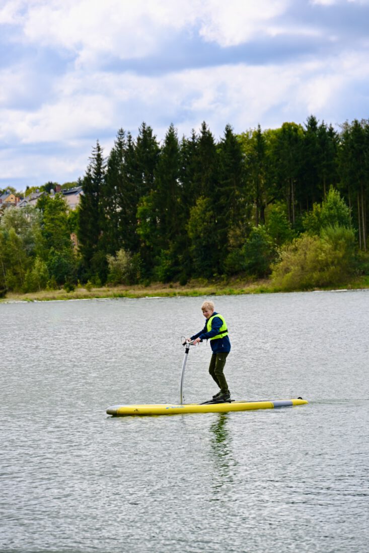 Benni fährt Stand Up Treter am Bio-Seehotel Zeulenroad