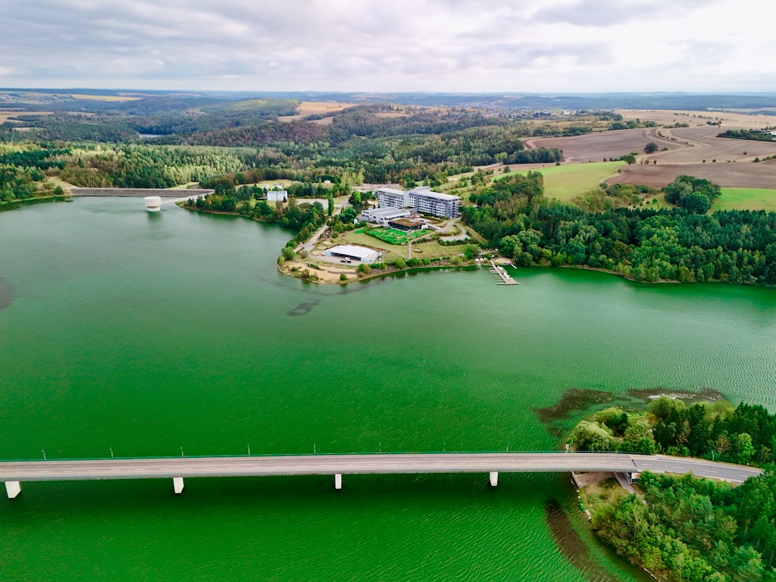 Bis-Seehotel Zeulenroda und Brücke aus der Luft