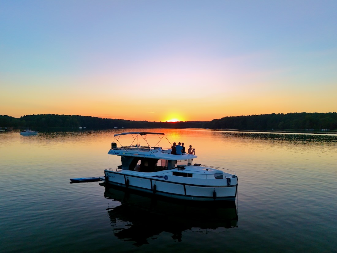 Boot von Seite bei Sonnenuntergang