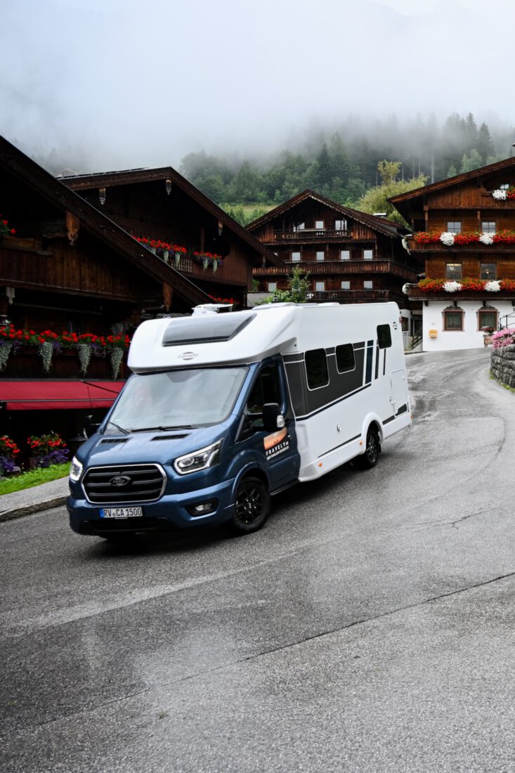 Der Carado T338 Edition 25 in Alpbach in Österreich