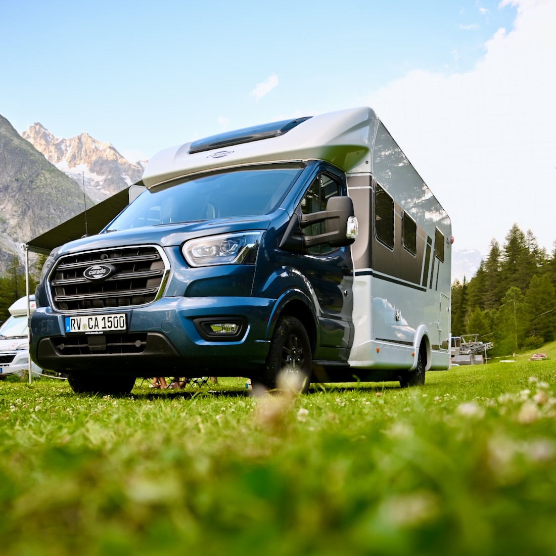 Der Carado T338 Edition 25 vor dem Mont Blanc Massiv