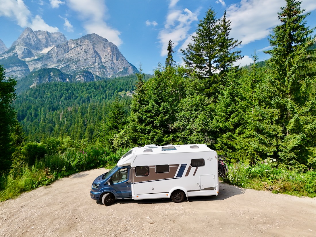 Der Carado T338 Edition 25 vor einem Dolomiten Massiv