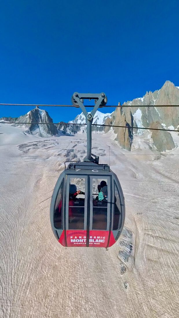 Die Panorama Seilbahn fährt am Mont Blanc vorbei