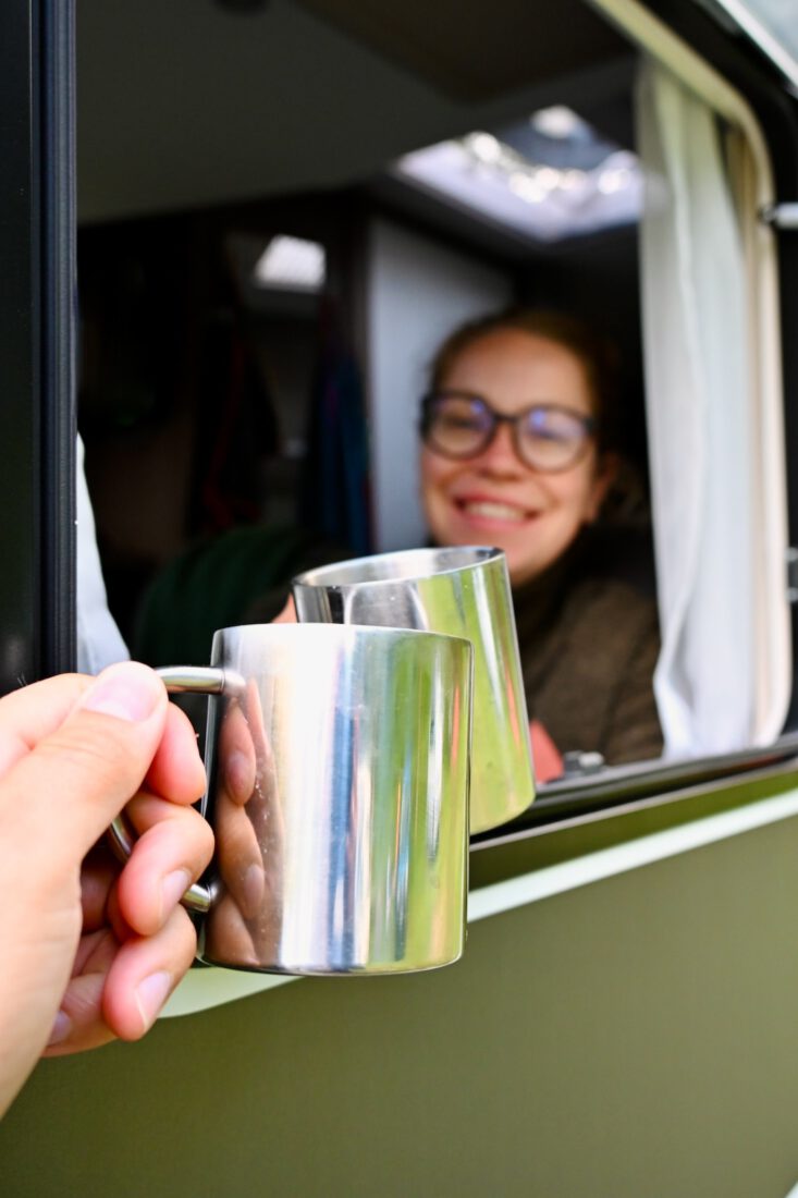 Ein Tasse Kaffee im Camper