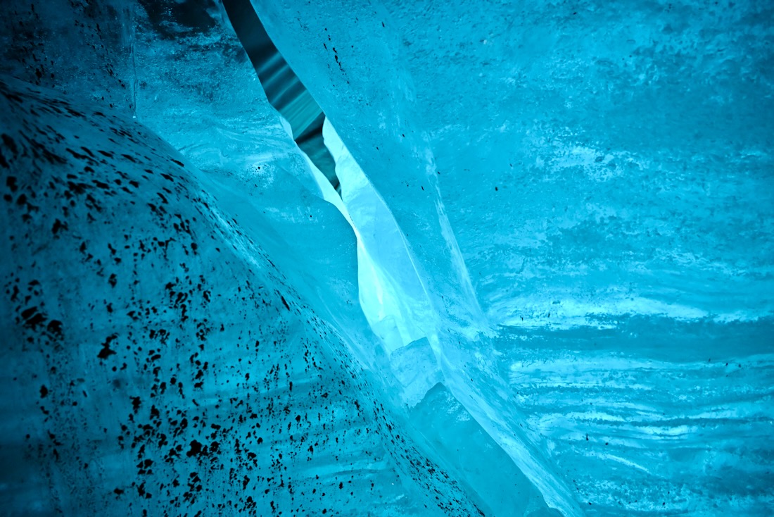 Eine Eishöhle vom Rohne Gletscher am Furka Pass