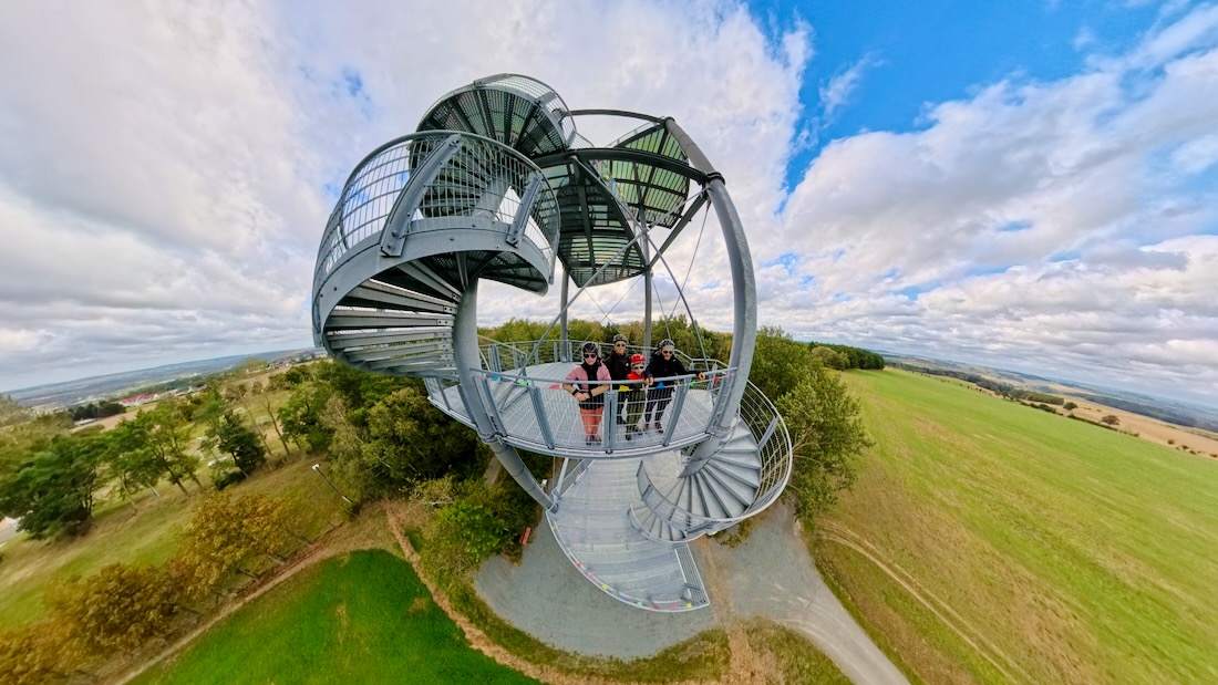 Fravely auf Aussichtsturm am Zeulenrodaer Meer im Vogtland.jpeg