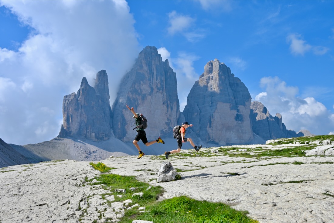 Flo und Ben spingen vor den Drei Zinnen