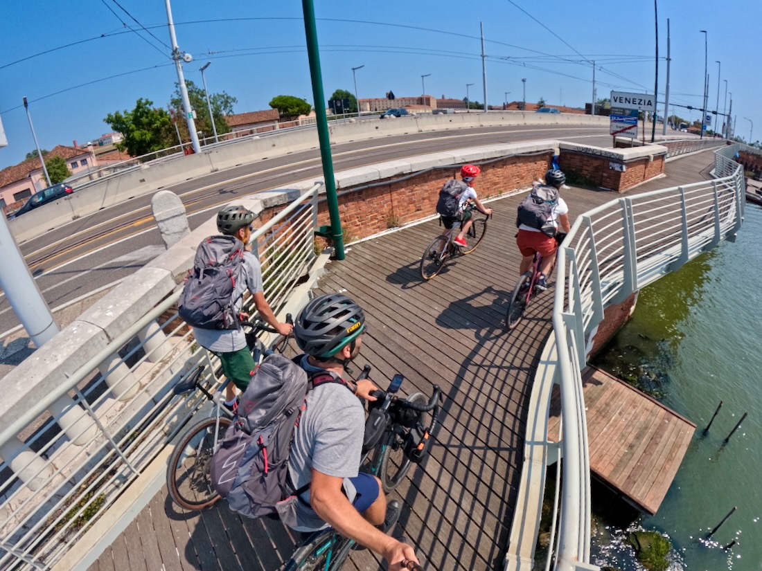 Fravely fahren mit dem Fahrrad nach Venedig