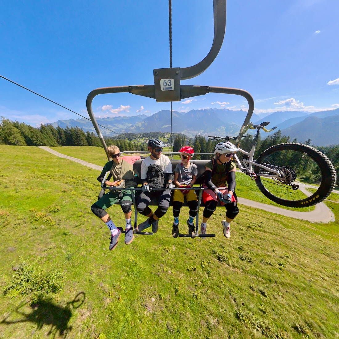 Fravely fahren mit der Seilbahn im Bikepark Brandnertal
