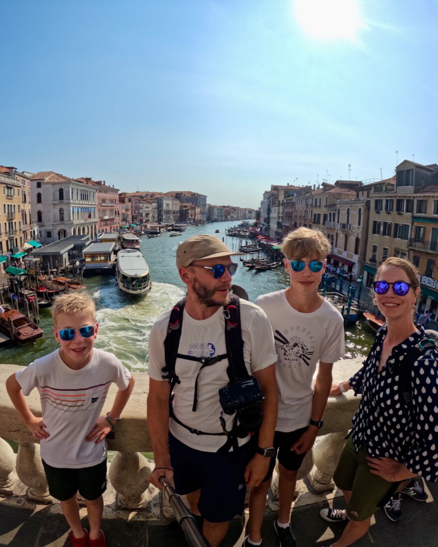 Fravely im Treiben auf der Rialto Brücke in Venedig