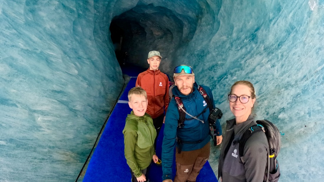 Fravely in der Gletscherhöhle