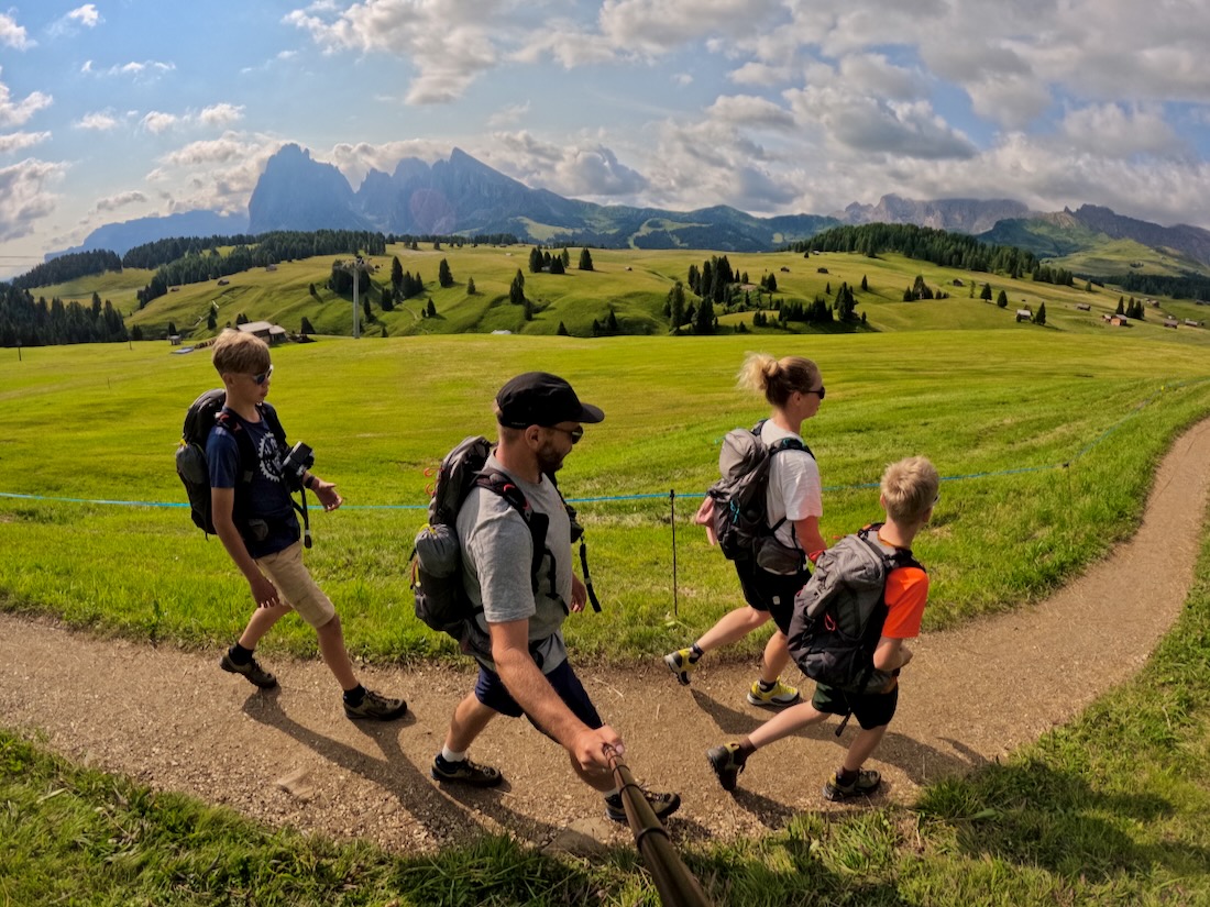 Fravely laufen auf der Seiser Alm