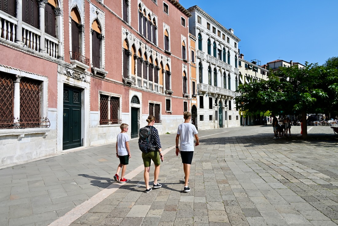 Fravely laufen durch Venedig