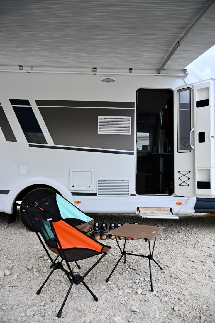 Helinox Stühle und Tisch vor dem Camper