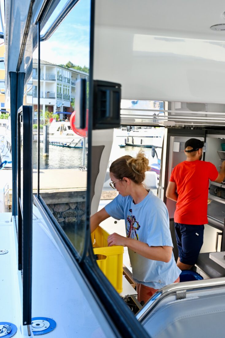Melanie, Thomas packen Essen aus