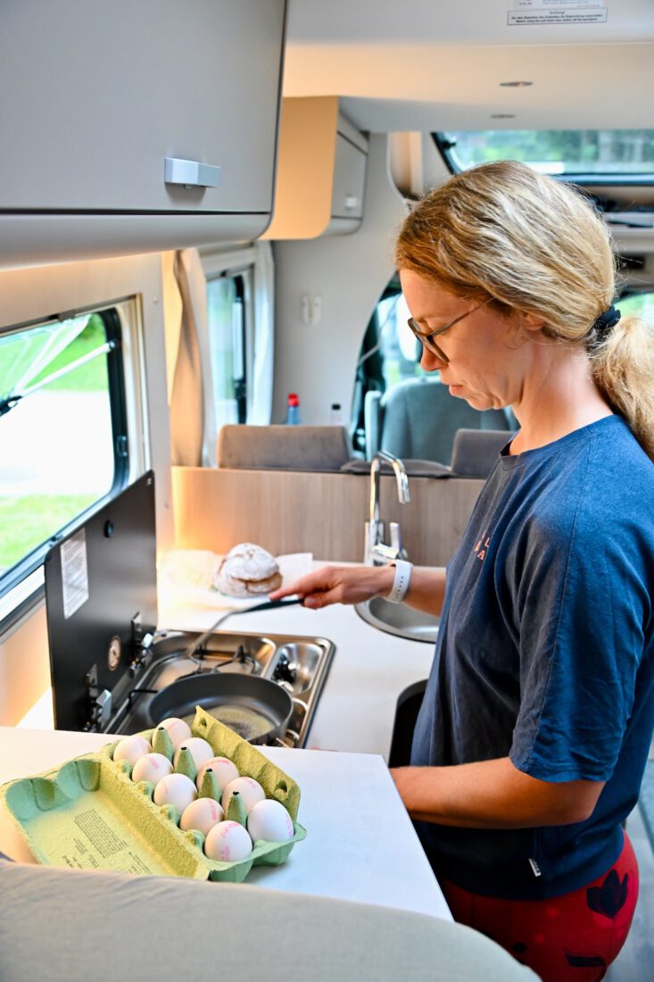 Melanie macht Rührei im Carado