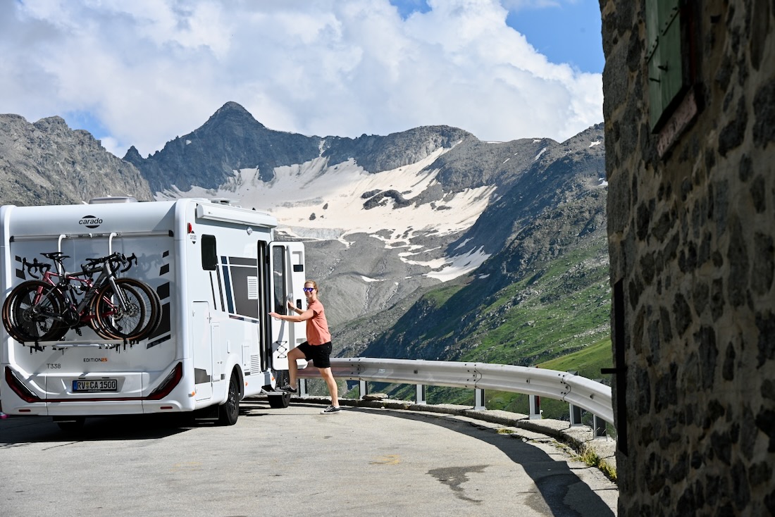 Melanie steigt in den Carado Camper