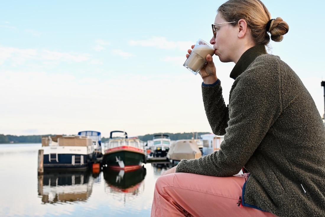 Melanie trinkt Kaffee