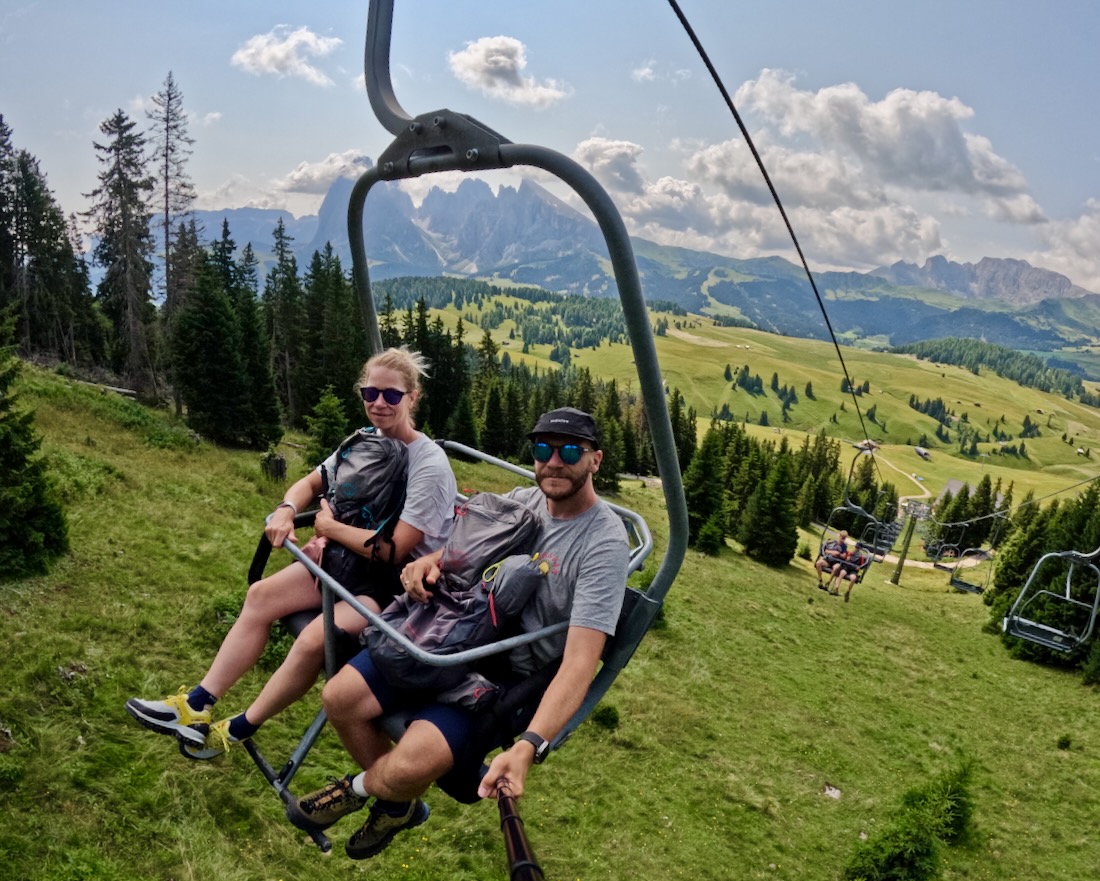 Melanie und Thomas auf dem Sessellift auf der Seiser Alm