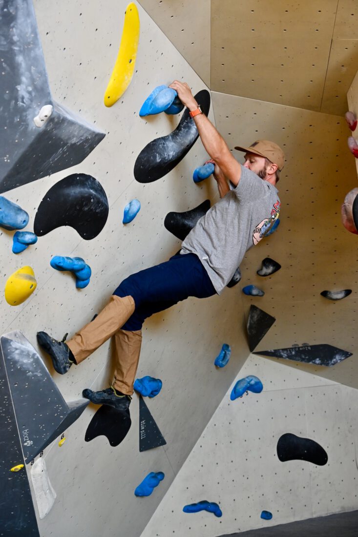 Thomas klettert in der Mandala Boulderhalle in Dresden