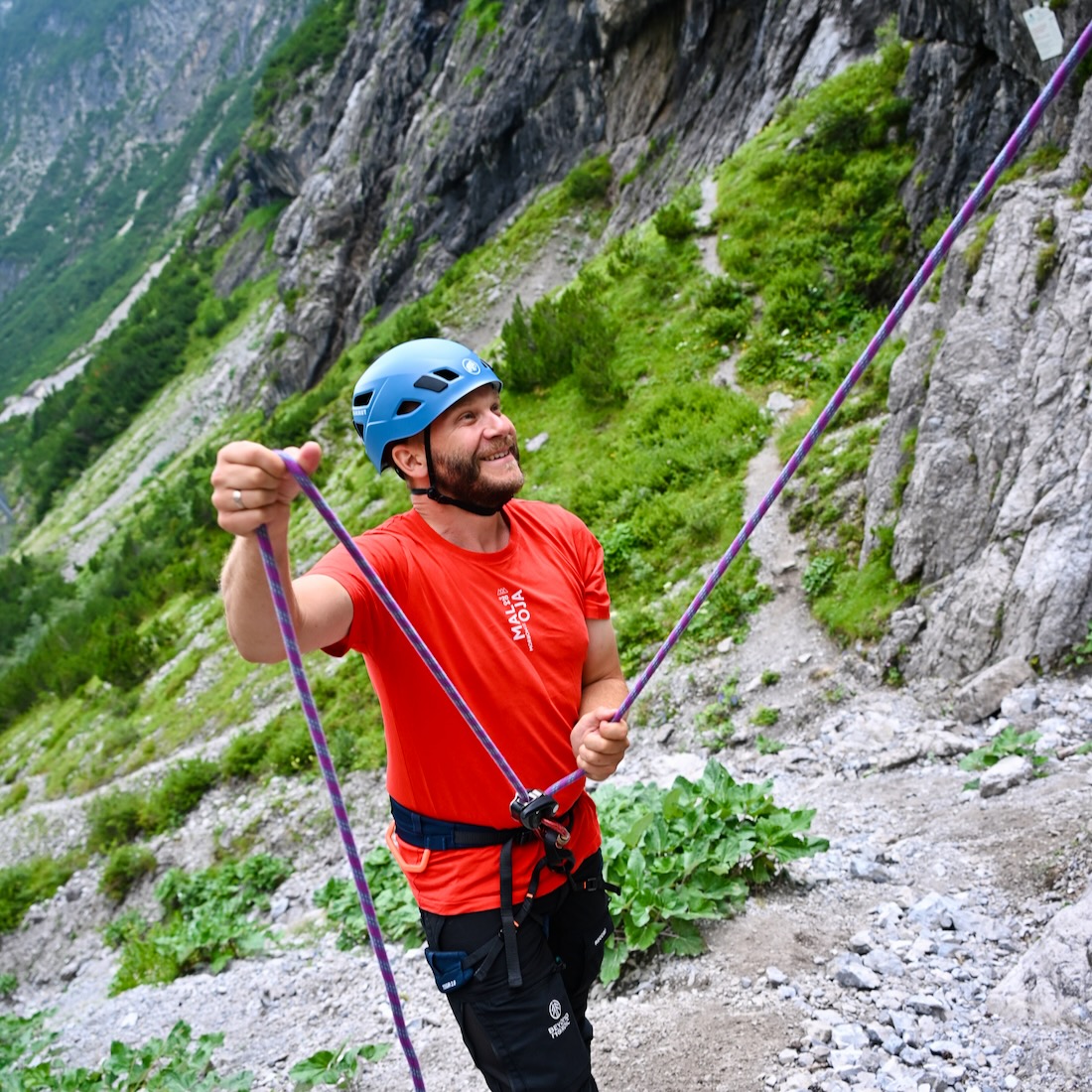 Thomas sichert beim Seilklettern im Brandnertal