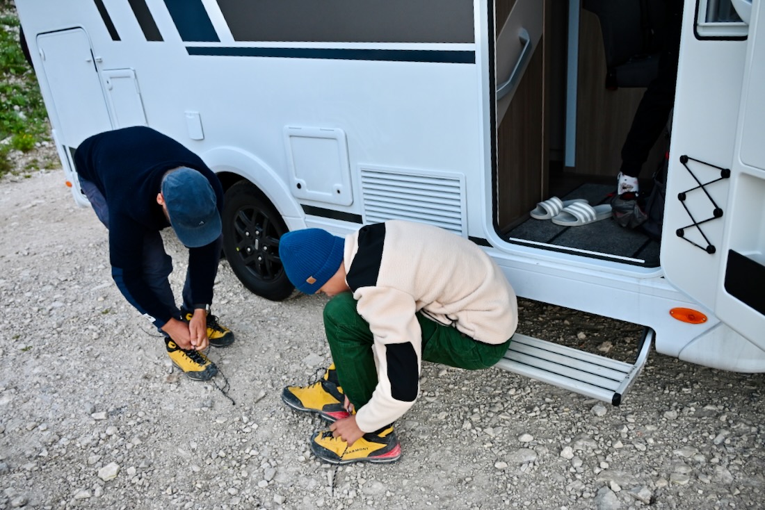 Thomas und Flo ziehen sich die Wanderschuhe von Garmont an.