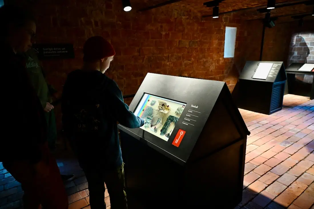 Ben im de Woldemer Museum in Lettland