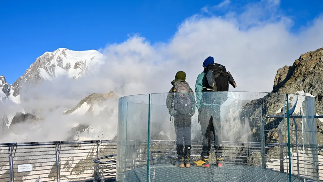 Ben und Flo auf dem Punta Helbronner blicken zum Monte Bianco