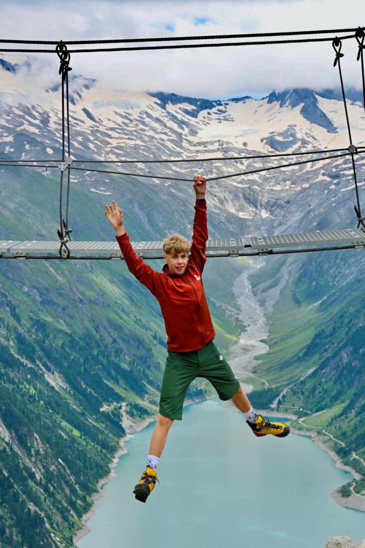 Flo hängt an der Olperer Brücke