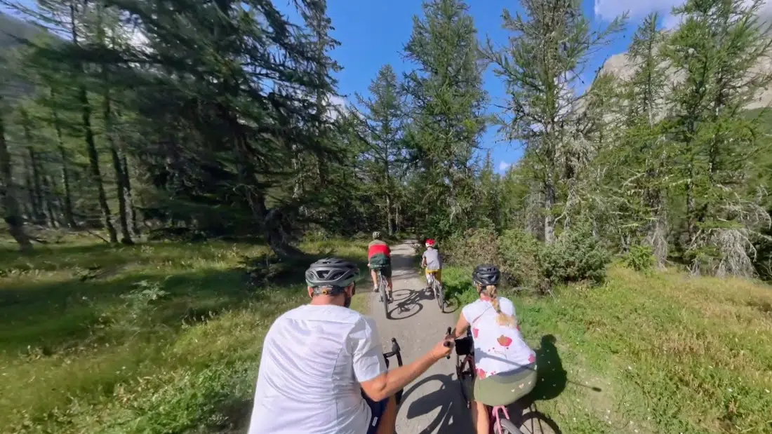 Fravely auf Graveltour am Mont Blanc Massiv