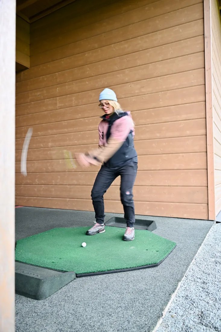 Melanie auf der Driving Range vom Jurmala Golf Club and Hotel in Lettland