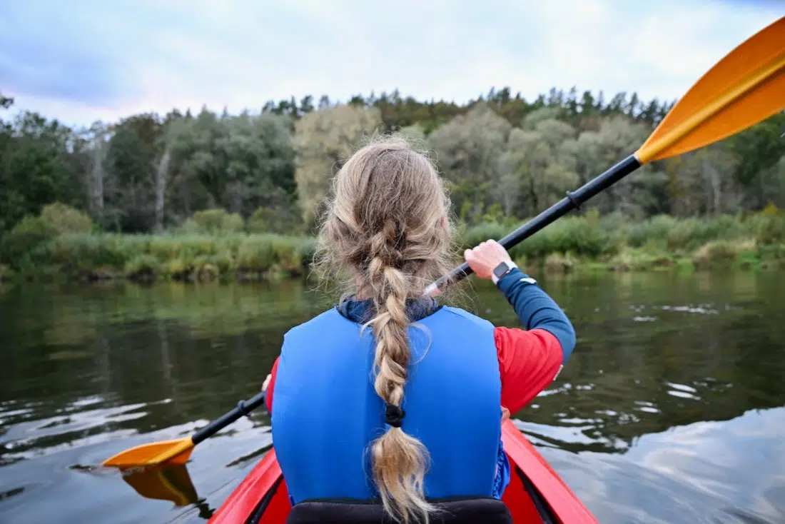 Melanie paddelt in Lettland im Gauja Nationalpark