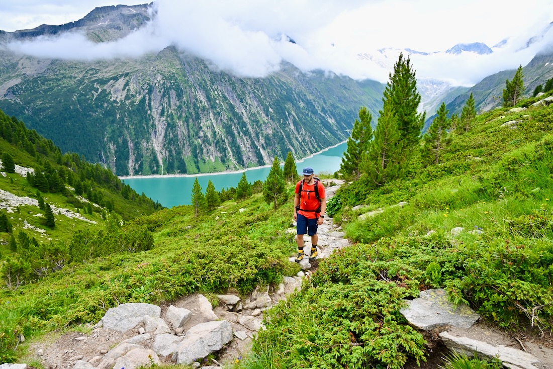 Thomas auf dem Wanderweg zur Olperer Hütte über dem Schlegeisspeicher im Zillertal